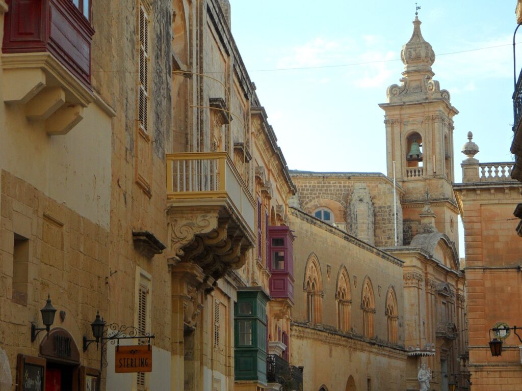 Porte de Mdina,King's Landing (Game of Thrones),Place de Bastion,Jardin de Fontanella,Cathédrale Saint-Paul,Musée de la Cathédrale,Dürer,Rembrandt,Collection de pièces,Palazzo Falson,Musée,Donjons de Mdina,Palais Vilhena,Passages cachés,L'expérience Mdina,Monastère Carmélite,Priory Carmélite,Malte,Sites historiques,Ville du Silence,Monuments de Mdina